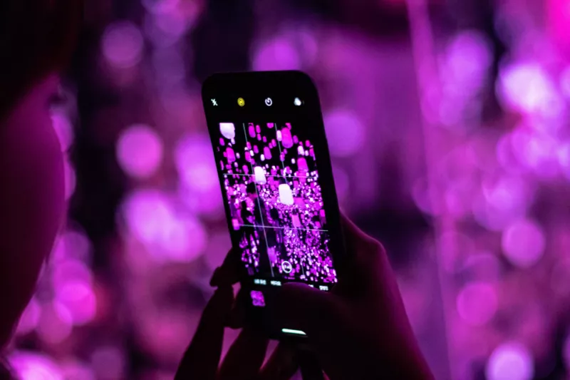 Meisje met telefoon